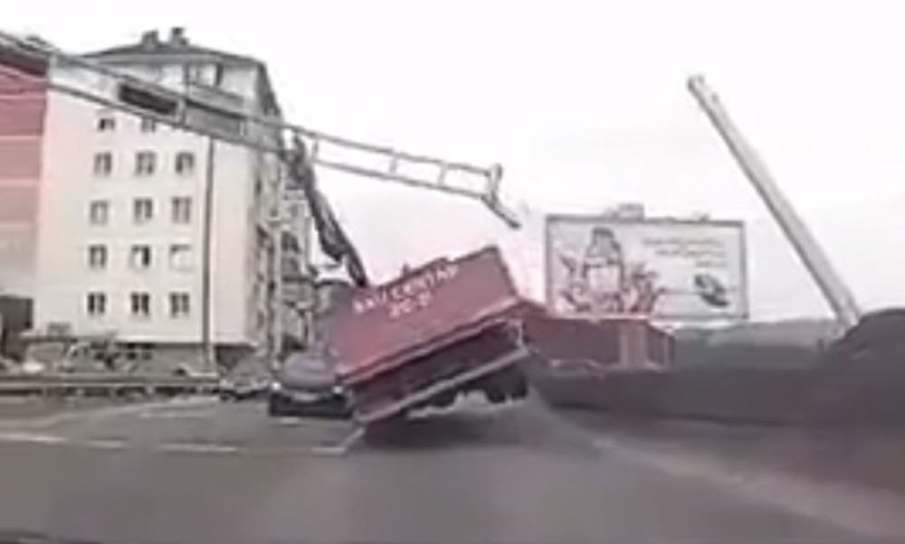 Kamiondžija zaboravio da spusti dizalicu, pa napravio opšti rusvaj!