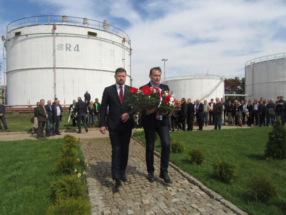 Položeni venci na spomenik radniku "Elektrana" poginulom 1999.