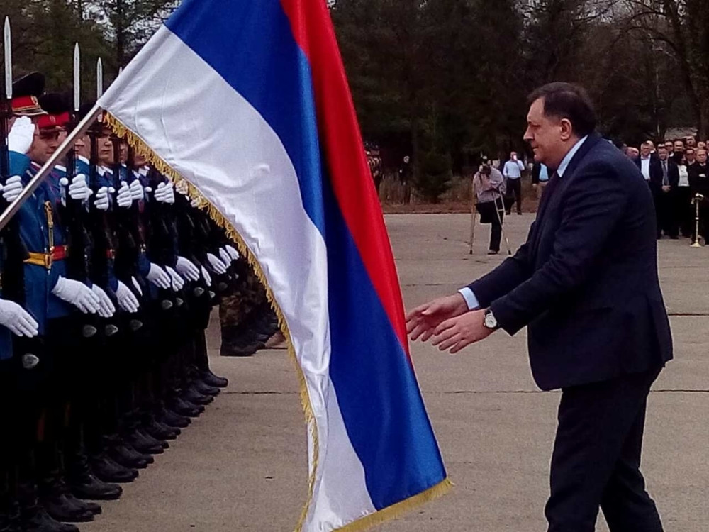 Haos u Sarajevu zbog proslave Dana Republike u Banjaluci, žestoko napadaju Srbe, oklopna vozila stigla