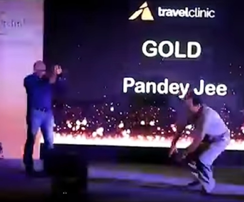 Izašao na binu da primi nagradu, srušio se i umro