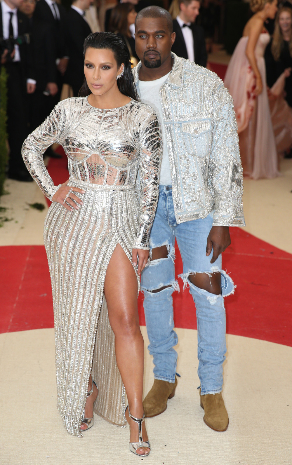 Stručnjaci otkrili zbog čega se Kanje na fotkama uvek krije iza Kim!