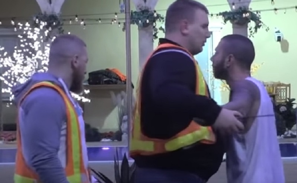 POGOĐEN PUNOM ŠOLJOM VRELE KAFE! Ne trezni se! Jedva ga smirili da ne napravi još veći haos!