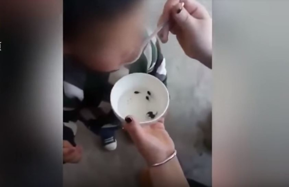 Odlučila da nahrani dete punoglavcima