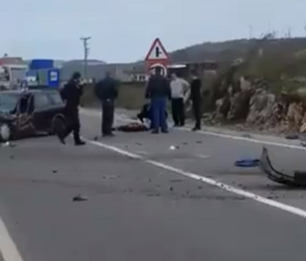 Automobil iz Srbije udario u stenu, delovi se rasuli po putu (VIDEO)