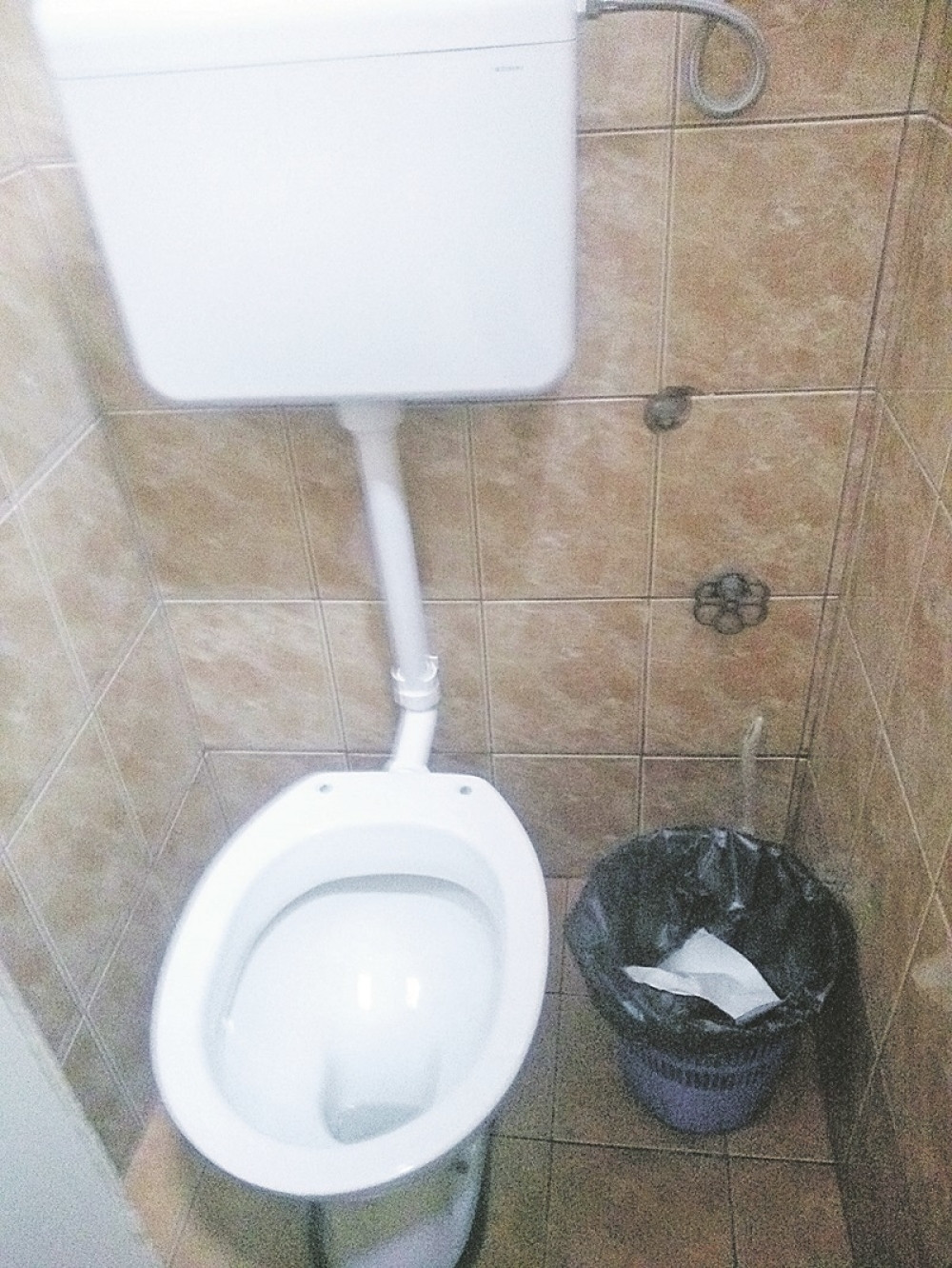 Poslodavac ne da zaposlenima da odu do toaleta dok traje radno vreme! Natpis na vratima razbesneo je celu Srbiju! (FOTO)