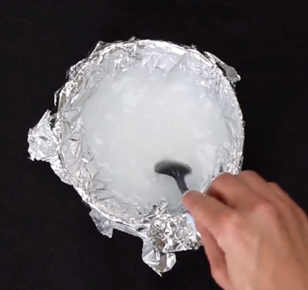 Pomešala je sodu bikarbonu, so i vodu, i dobila korisnu mešavinu!