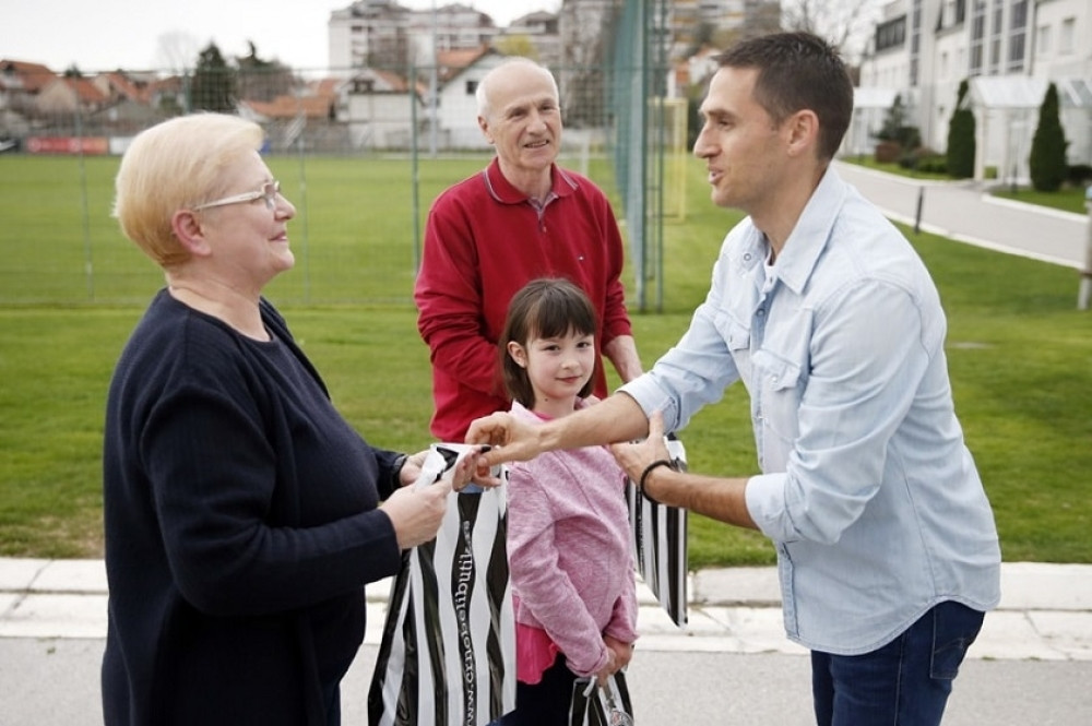 Gospođa Đurić je upoznala vicekapitena Partizana i rekla mu da će držati njegovu sliku