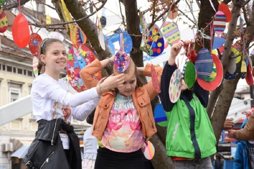 Deca u Zemunu okitila Vaskršnje drvo