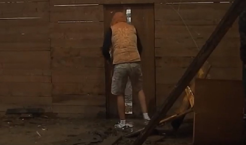 Janjuš razvalio vrata, pa napustio "Zadrugu"!