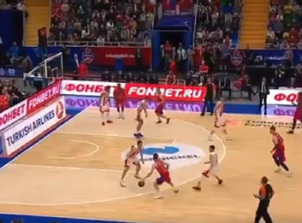 Neverovatan koš Bjelice u Moskvi sa pola terena (VIDEO)
