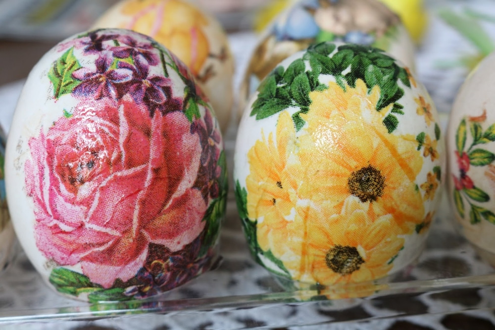 Ofarbajte jaja dekupaž tehnikom