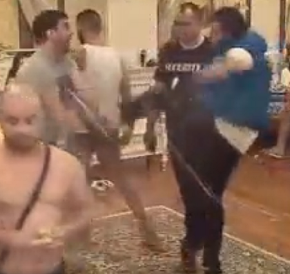 TROJICA NASRNULA NA IVANA MARINKOVIĆA "U usta te je*em", obezbeđenje ih jedva obuzdalo - LOM! (VIDEO)