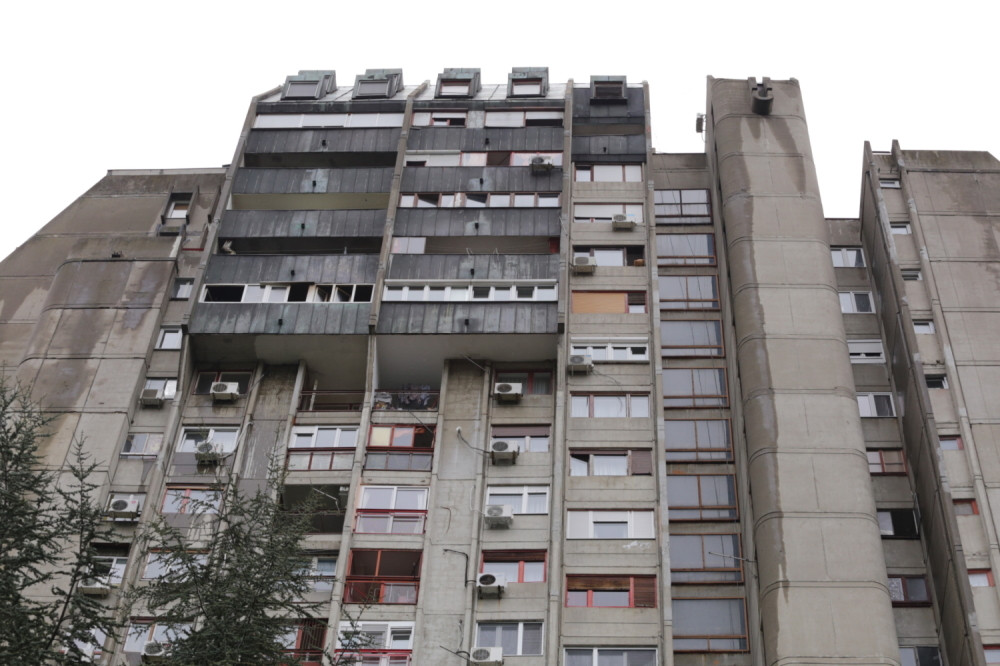 Sprečili devojku (27) da skoči sa šesnaestog sprata zgrade