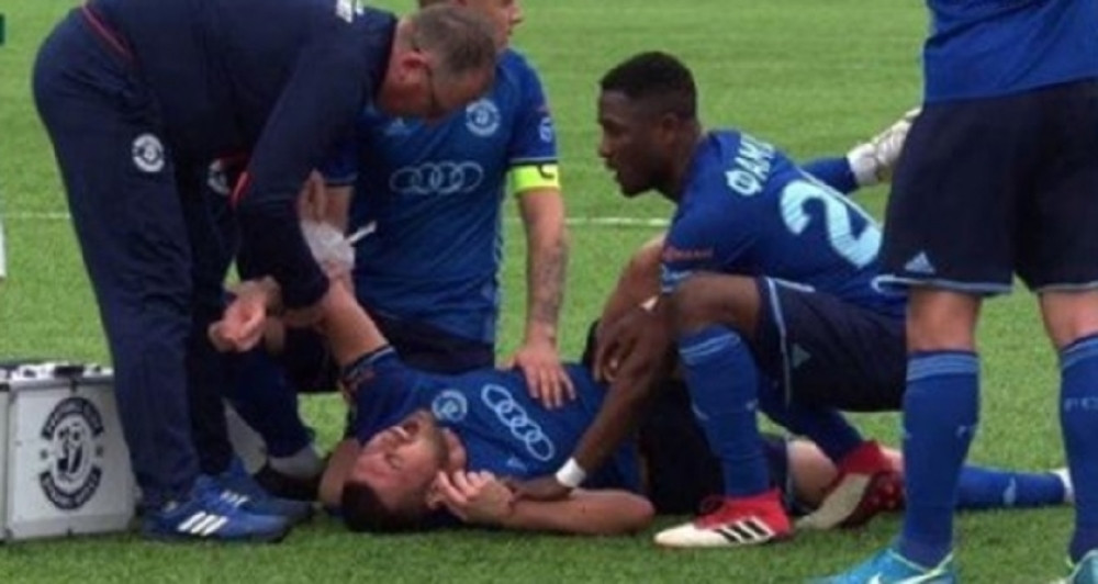 Bivšoj zvezdi hrvatskog fudbala usred meča iskočio lakat! (VIDEO)