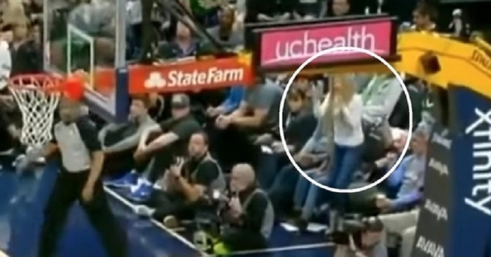 Plavuša u publici pada u trans i vrišti od sreće posle svakog Jokićevog koša!