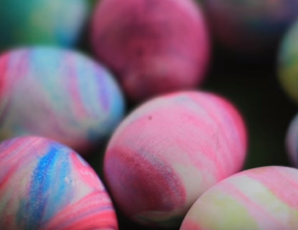 Ofarbajte jaja penom za brijanje!