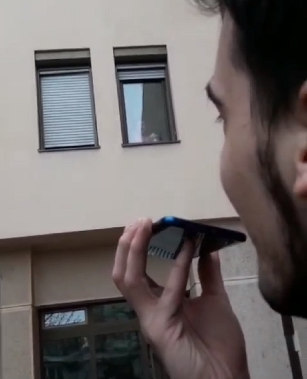 Pevač objavio razgovor sa tek rođenom ćerkom (VIDEO)