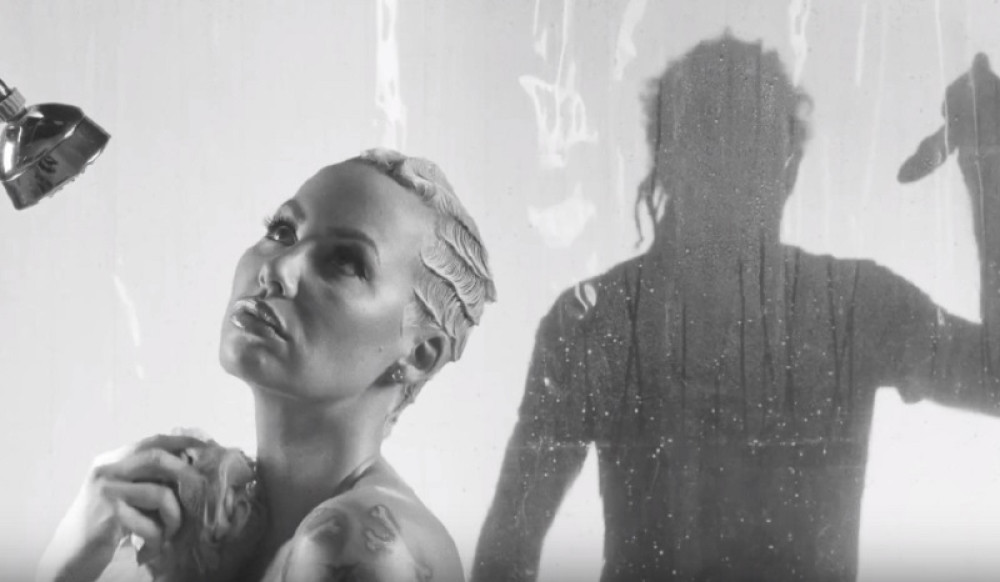 Slavna starleta odglumila scenu iz "Psiha" u reklami za vibrator! (18+)