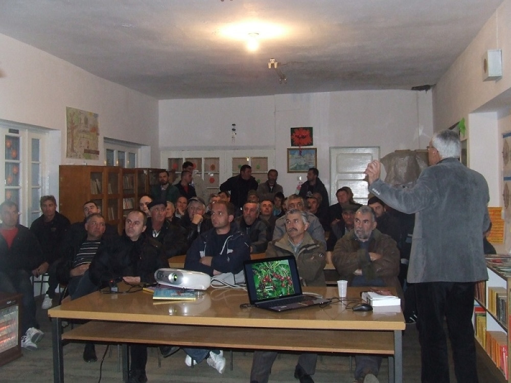 U njivu s motikom i laptopom!