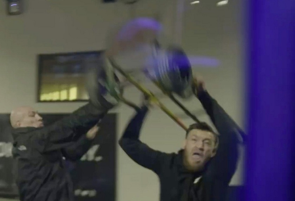 Novi snimak kako Konor Mekregor divljački razbija autobus