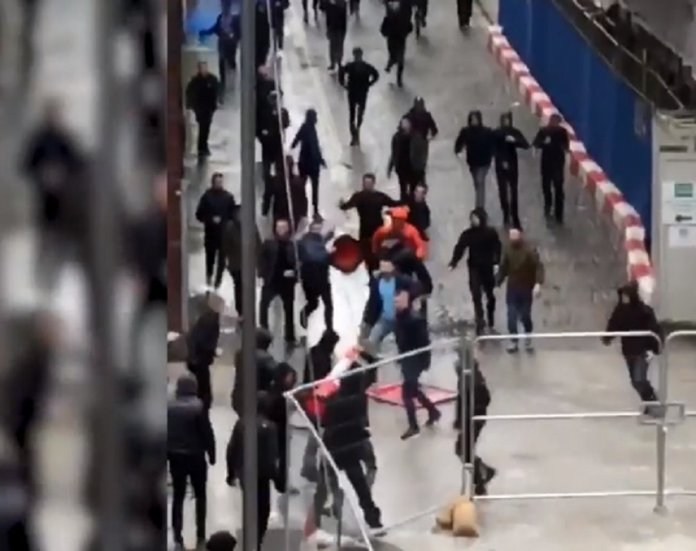 Isprovocirani srpski navijači ZAPALILI kosovsku zastavu, a onda su PRETUKLI Albanca! (VIDEO)