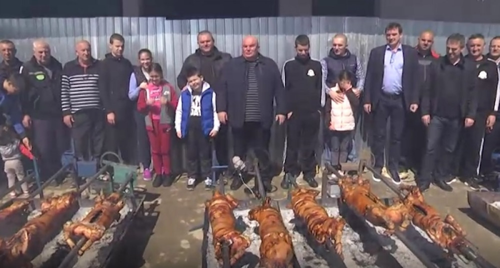 Palma čestita Uskrs uz pečene prasiće