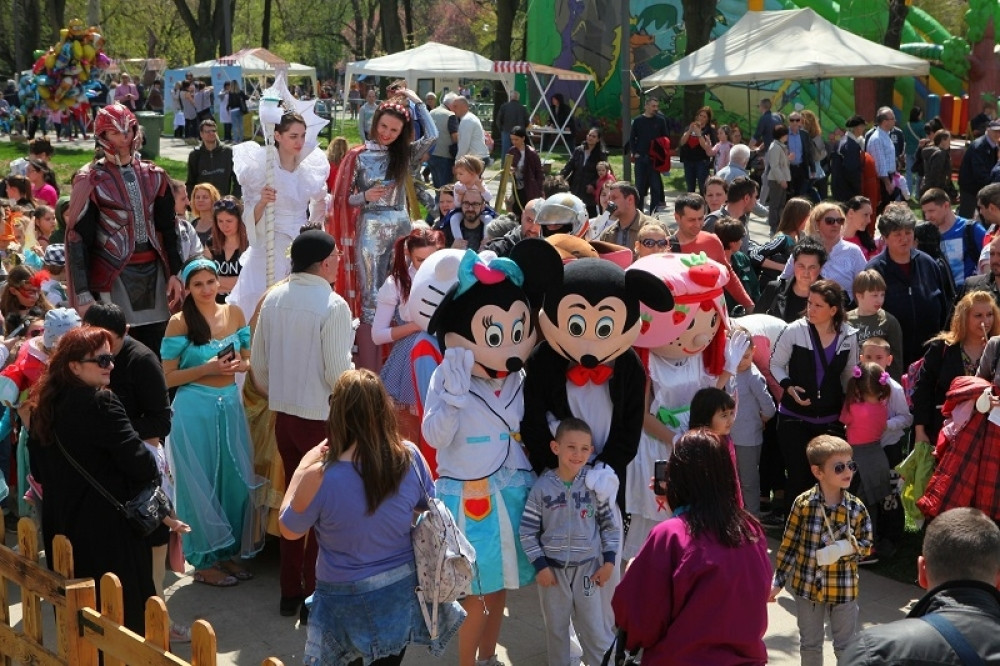 Trka beba, maskenbal i jahanje konja