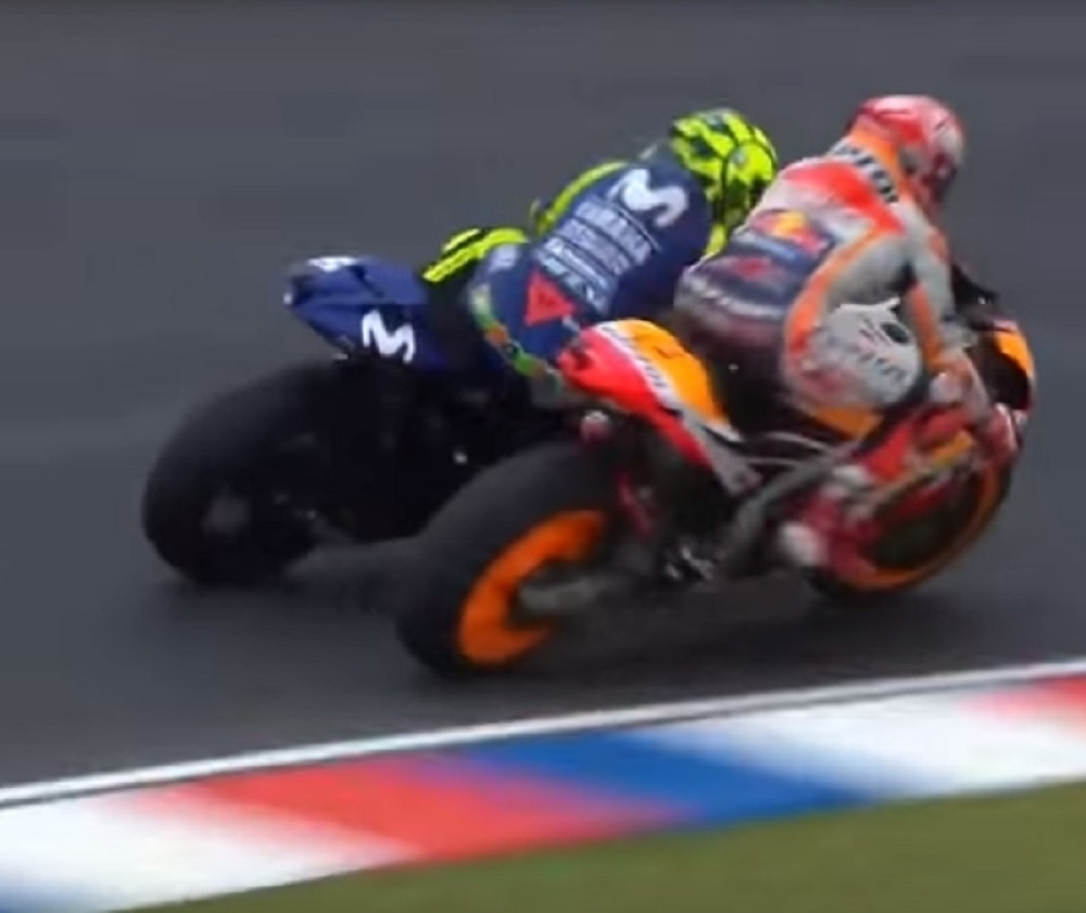 Rosi i Markez se pokoškali nasred staze, umalo izginuli (VIDEO)