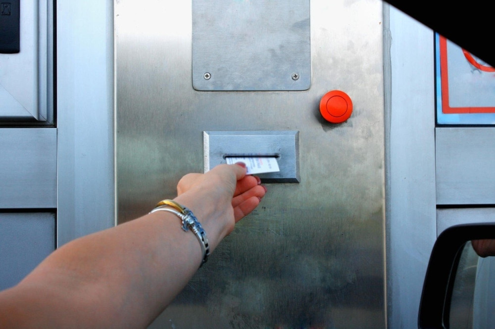 Drobnjak OPET najavio poskupljenje putarina, i objasnio zašto stranci PLAĆAJU MANJE NEGO SRBI!