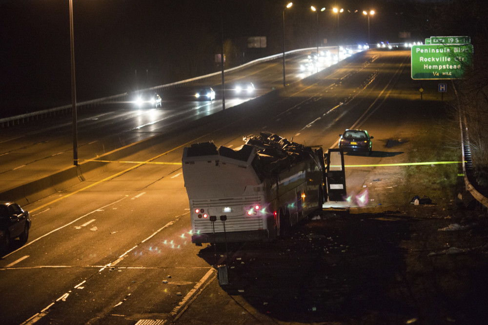 Autobus pun dece se zakucao u nadvožnjak, krov odleteo!