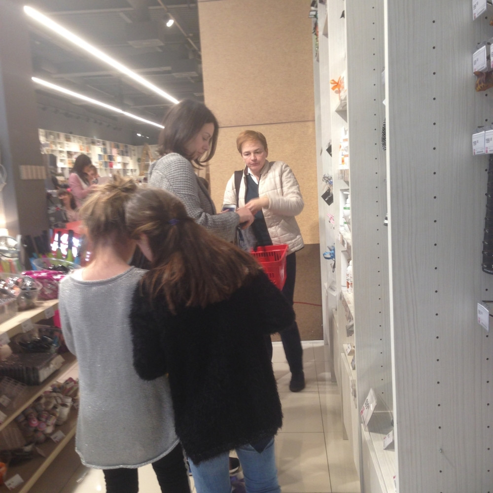 Sloboda merka kofere, a kupuje čarape!