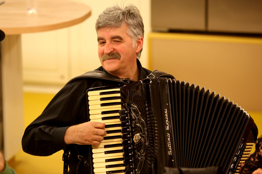 Nećete verovati kome sve Bosanac svira za pare!