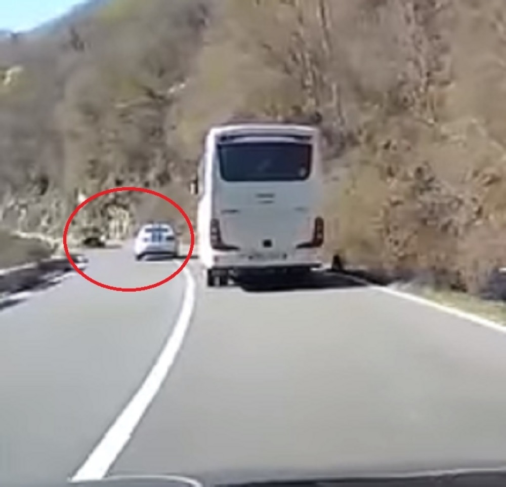 Policajci pretiču preko pune linije dok vozilo nailazi u susret