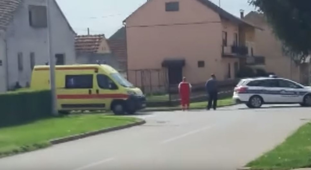 Naoružani muškarac se zaključao u kuću, pa se go popeo na krov i urlikao