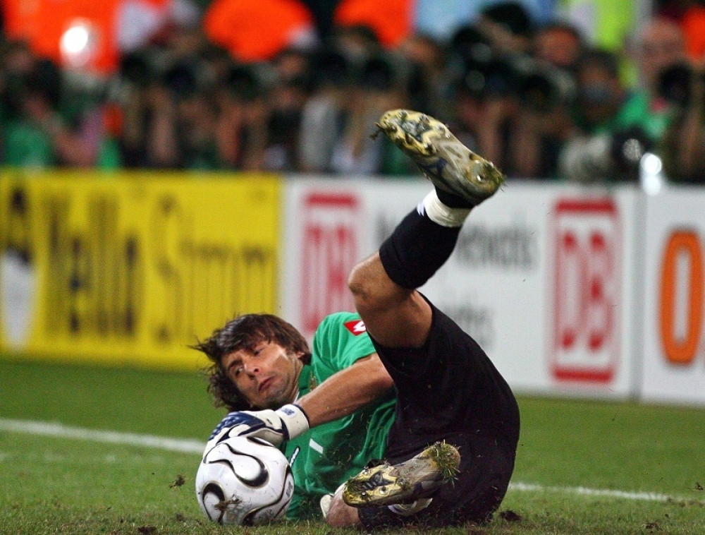 Pijana tašta pucala pištoljem na čuvenog golmana! (VIDEO)