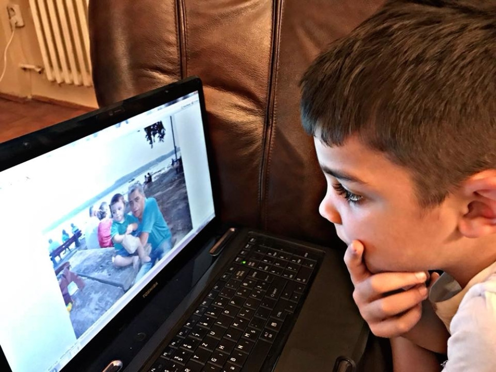 Bogdan gleda u sliku s tatom!