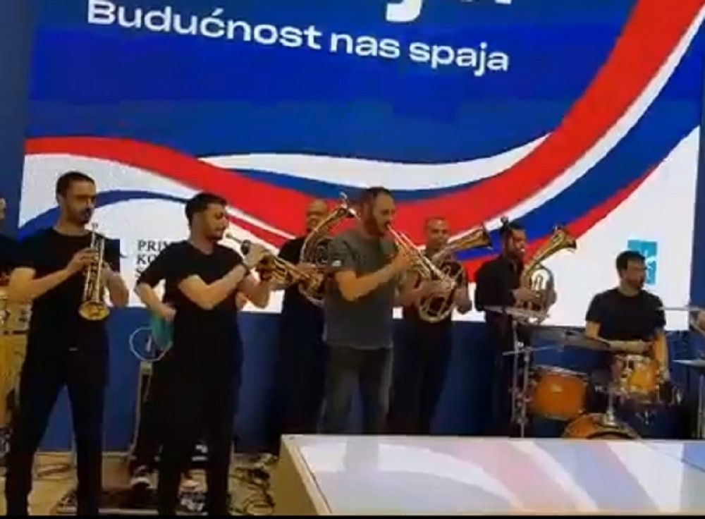 Dejan Petrović trubom dočekao predsednika Vučića u Mostaru