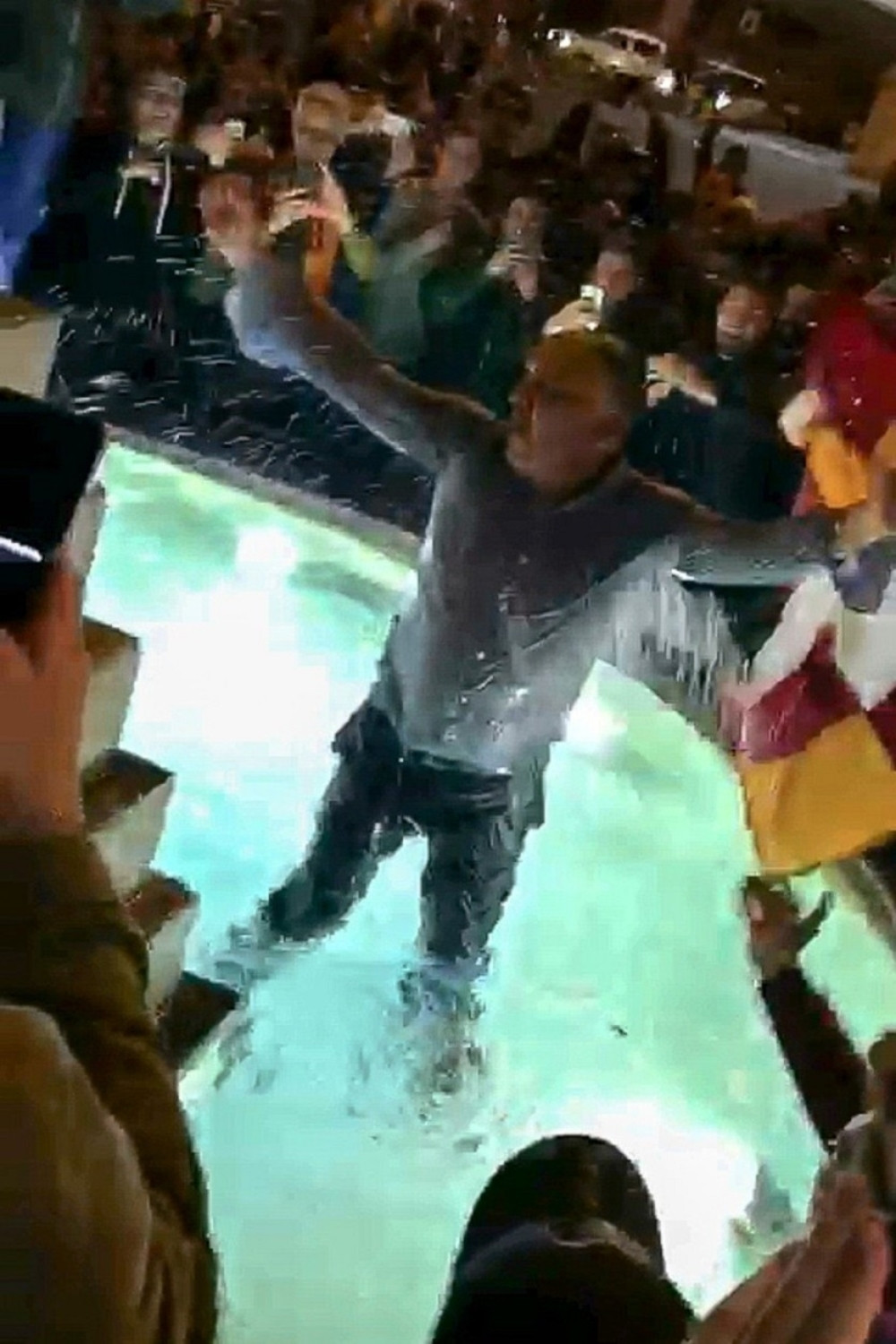 Predsednik Rome se kupao go u fontani! (VIDEO)