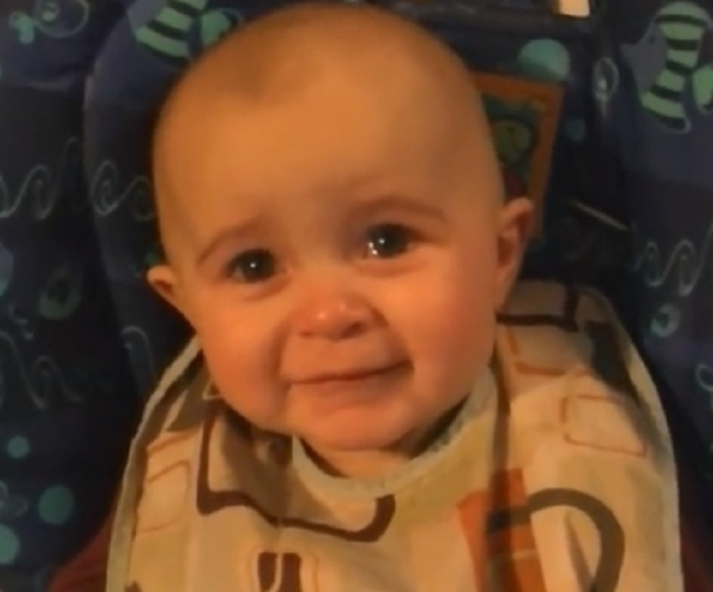 Emotivnu bebu do suza pogodilo mamino pevanje