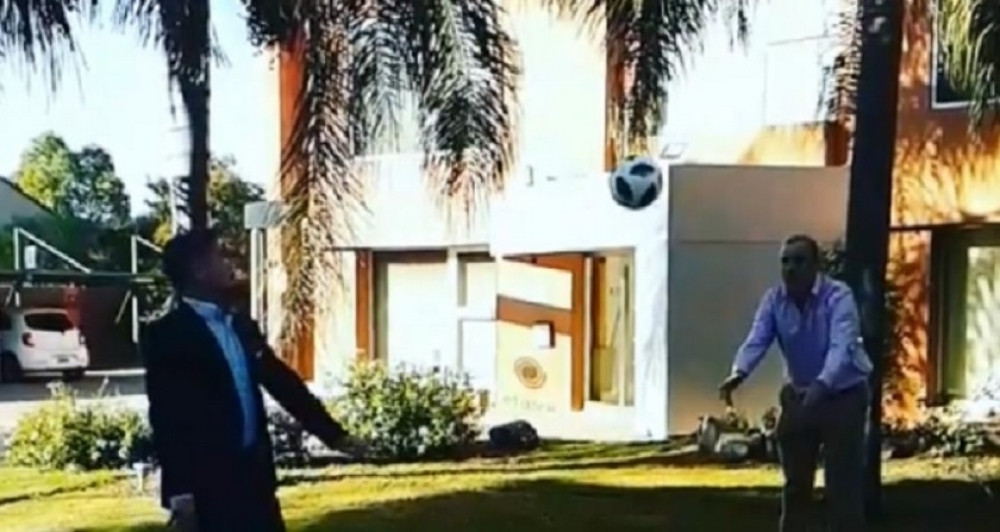 Novinar poželeo da izvede Ronaldove "makazice", završio u bolnici! (VIDEO)