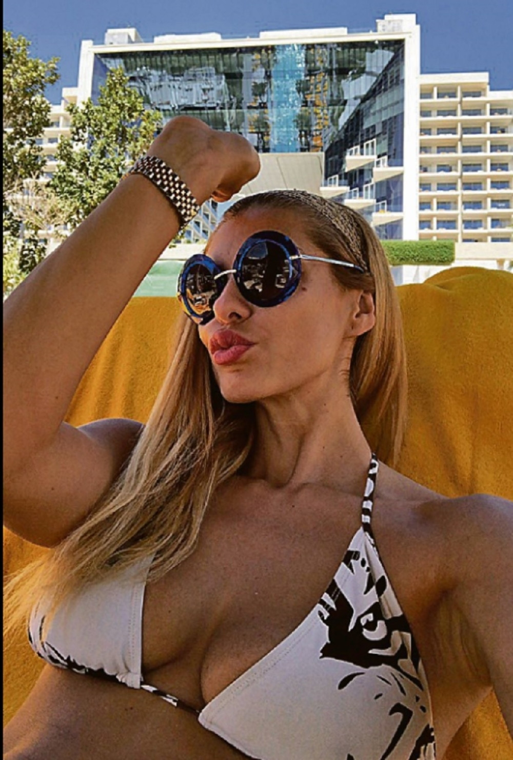 Muškarci, POZLIĆE VAM od novih slika Borjanove žene! Seksi Sneža u crnom premalom bikiniju na plaži, A TEK KAKO MILUJE LOPTU! (FOTO)