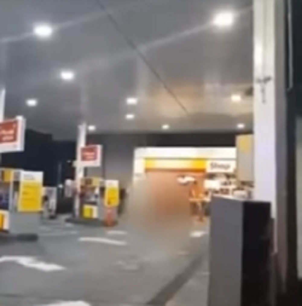 Huligan uleteo na benzinsku pumpu i na ZAPANJUJUĆ način otkrio da radnik ima TUMOR!