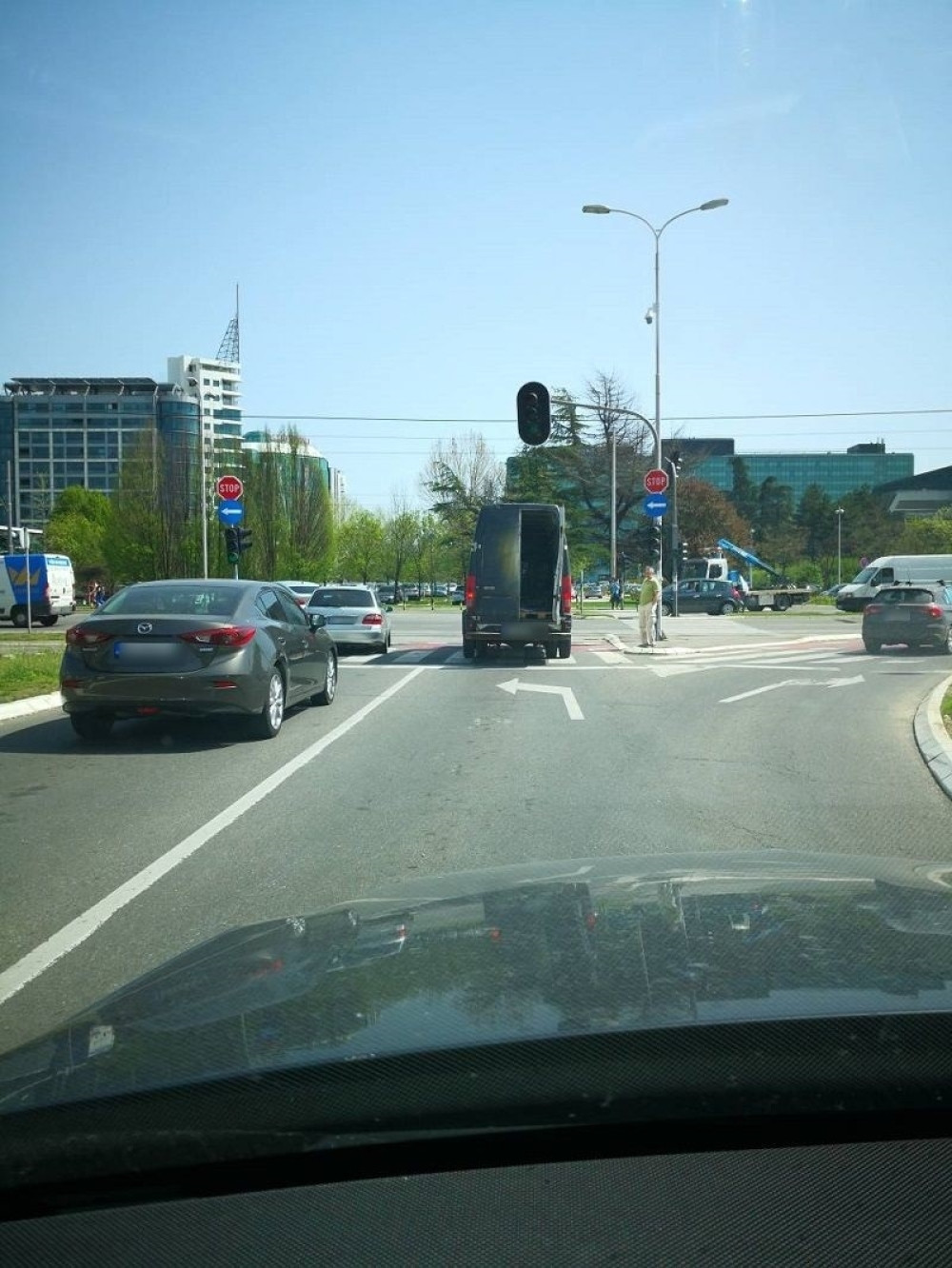 Otvorila mu se vrata u toku vožnje! (FOTO)