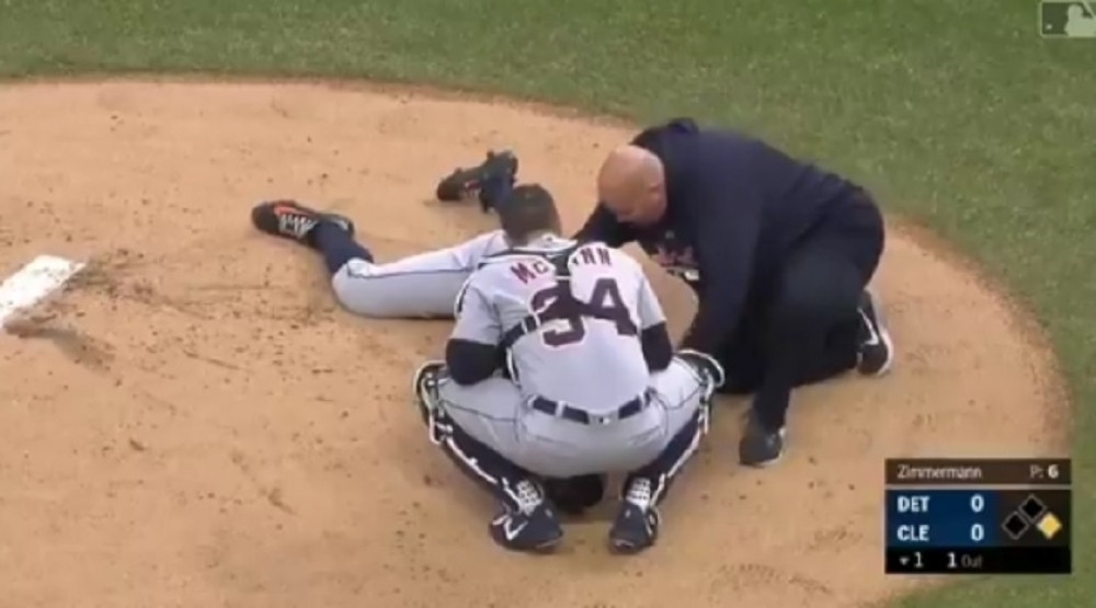 Pogodila ga u usta loptica koja je išla 170 kilometara na čas, samo se srušio! (VIDEO)