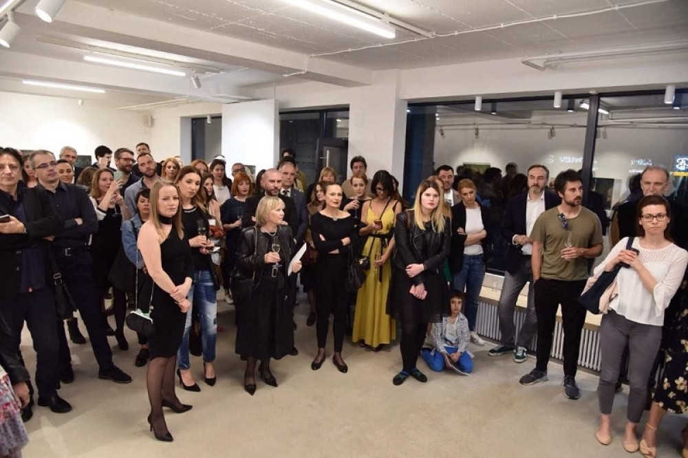 "Bogovi su pali na teme" u "Novembru"