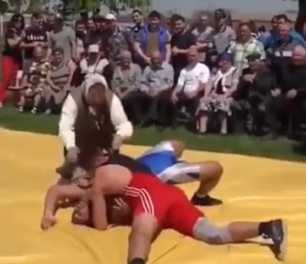 Majka rvača uletela u teren i počela da mlati protivnika svog sina?! (VIDEO)