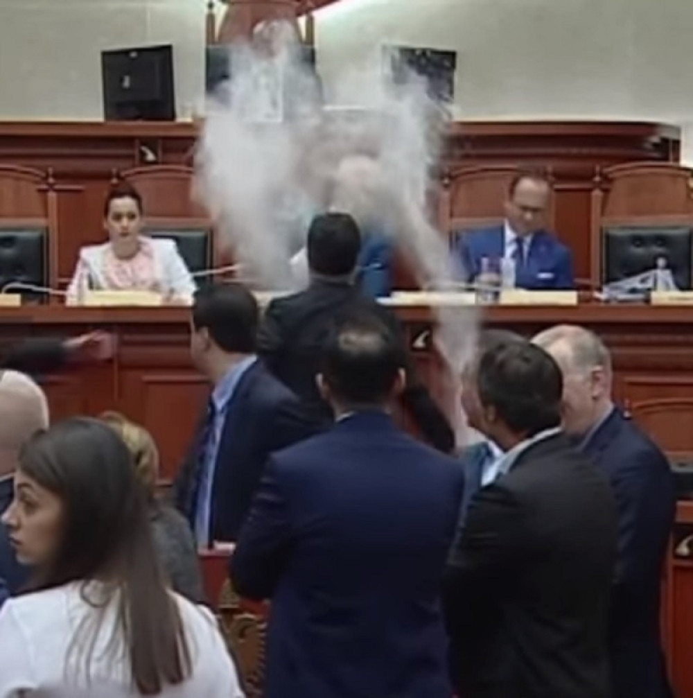 Ramu gađali jajima i brašnom