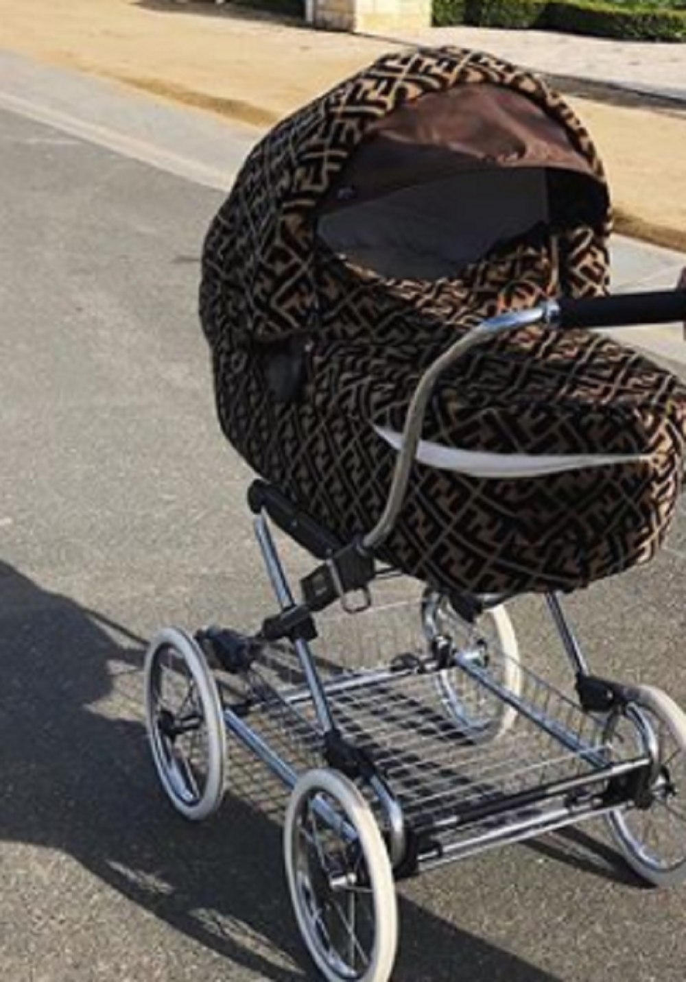 Pogledajte u kakvom je izdanju poznata mama prošetala bebu (FOTO)