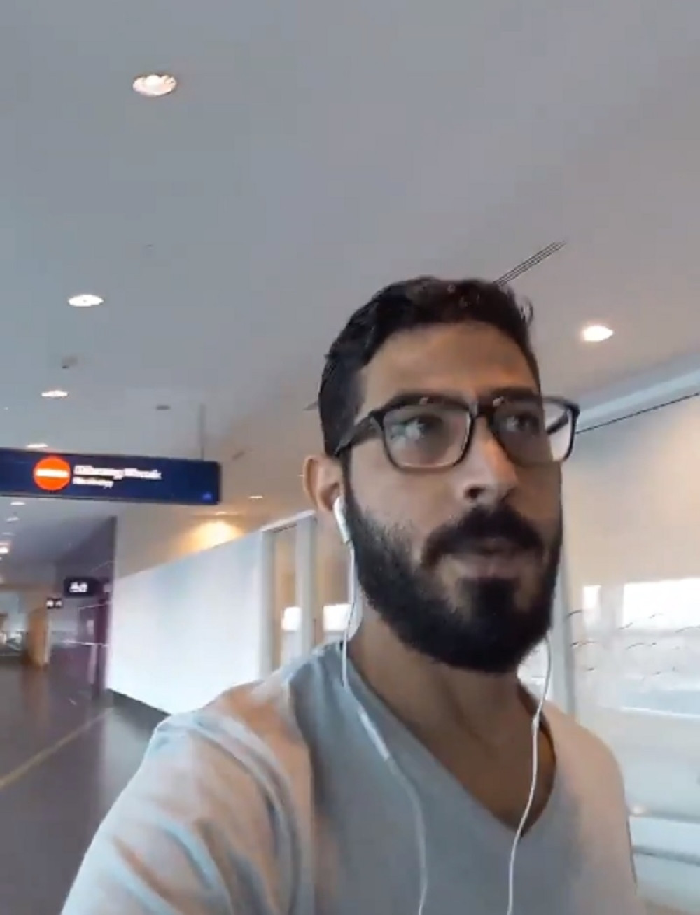 Mladić već više od mesec dana zaglavljen na aerodromu!