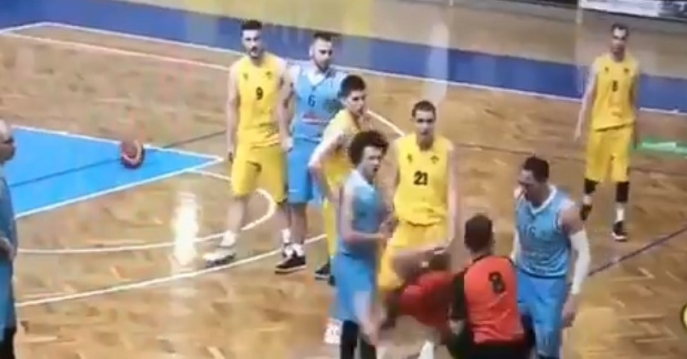 Sudija simulira da ga je srpski košarkaš udario?! (VIDEO)